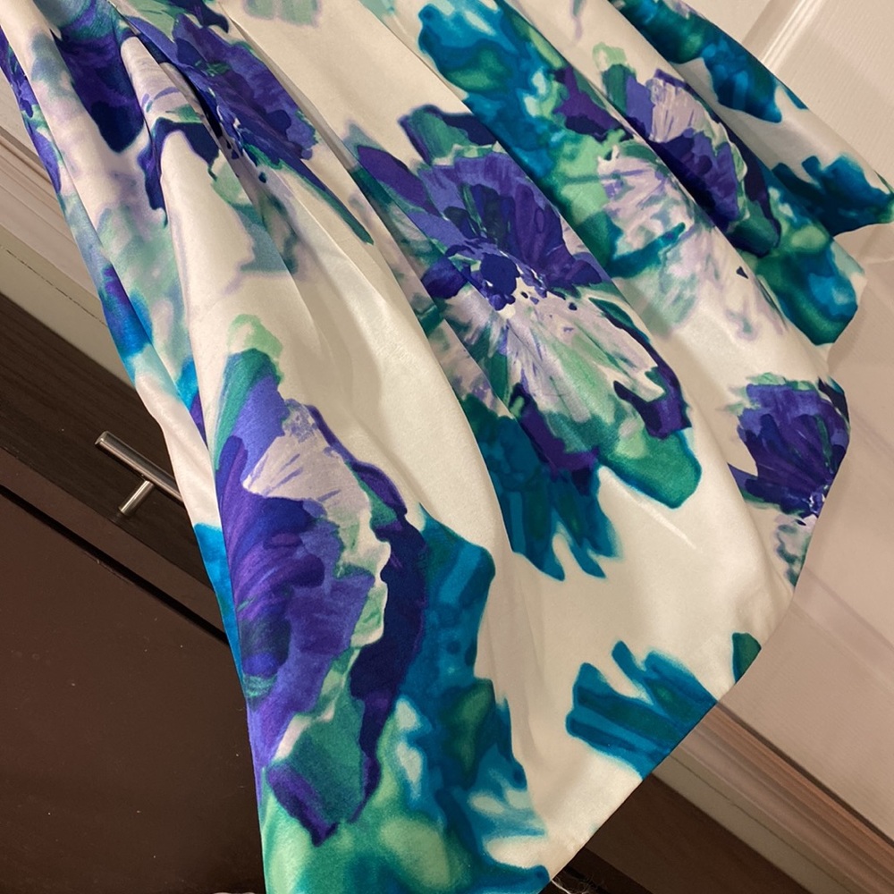 Gorgeous, fully lined fit & flare Floral Dress, great for any occasion! - Picture 3 of 6